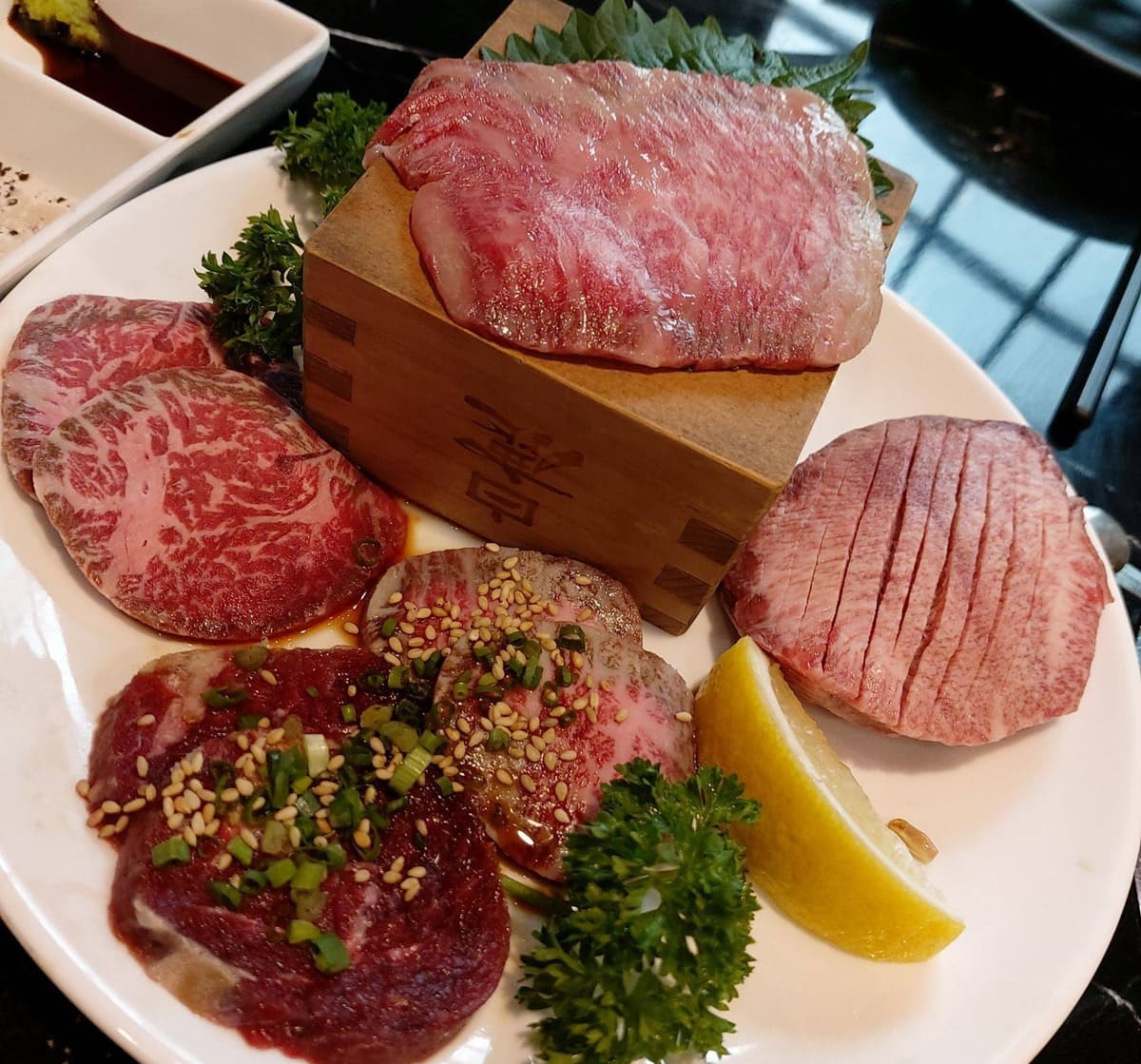 霜降り肉やタンなどを盛り合わせたYakiniku Kirabiの焼肉プレート