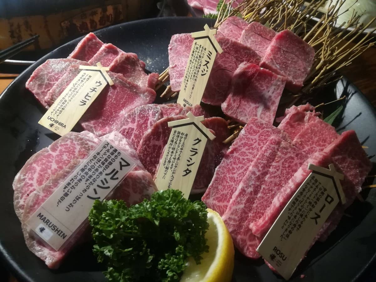 ウチヒラ、ミスジ、クラシタ、ロースなどが並ぶ焼肉盛り合わせ