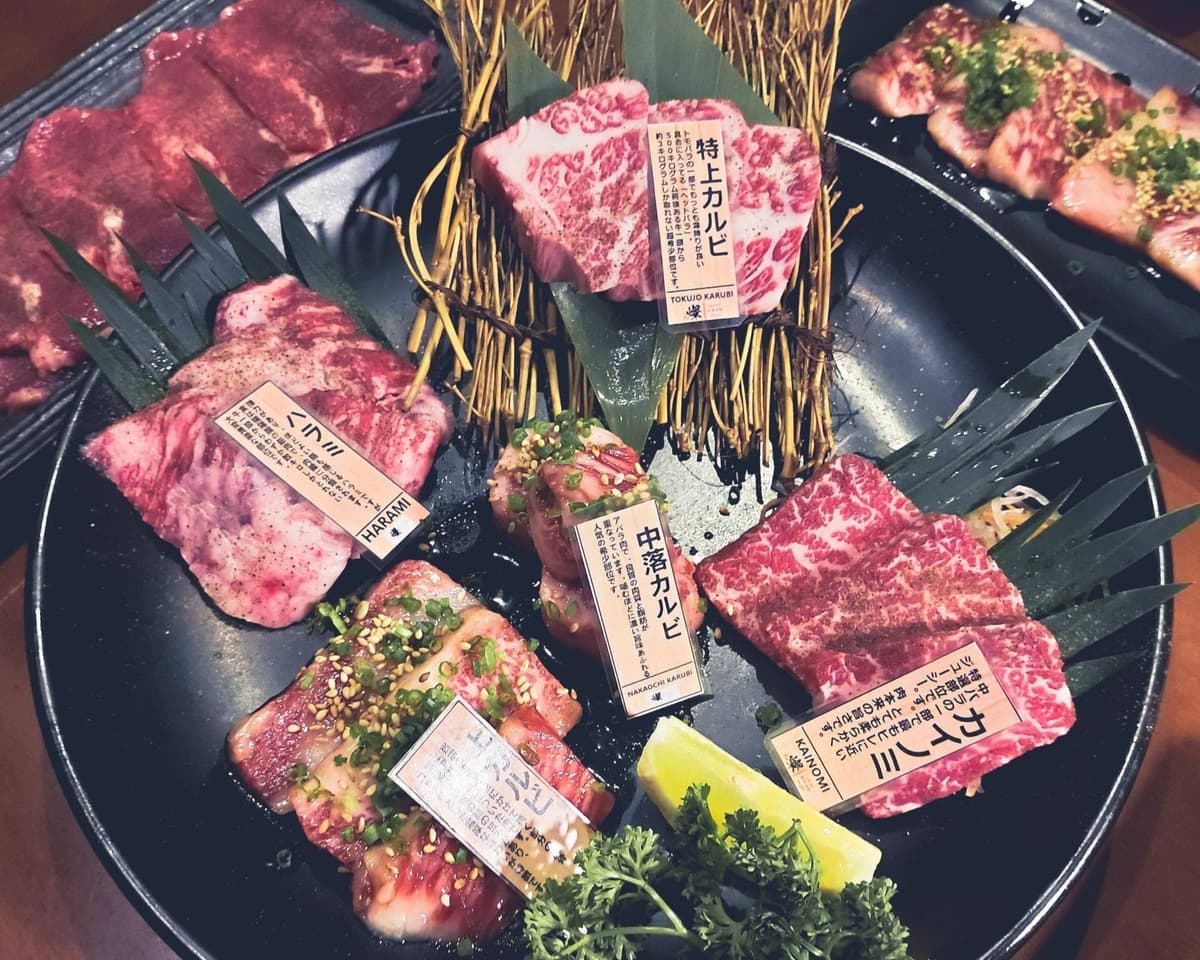 特上カルビや中落ちカルビなどを盛り合わせたYakiniku Kirabiの焼肉皿