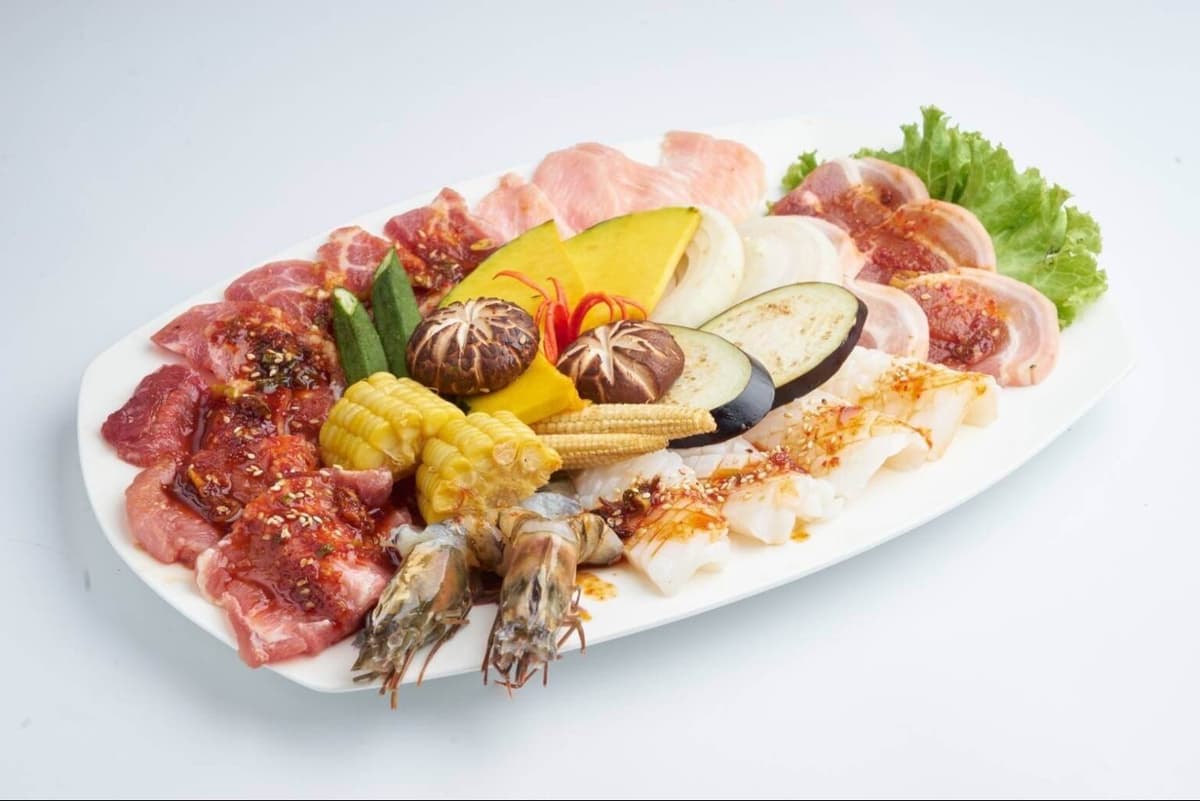 肉、海鮮、野菜を盛り合わせたGenpukan Thonglorの焼肉プレート