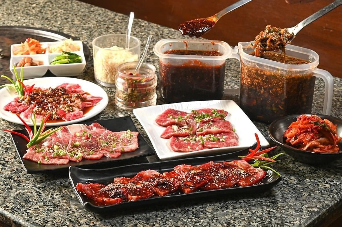 特製ダレを添えたGenpukan Thonglorの焼肉用肉盛り合わせ