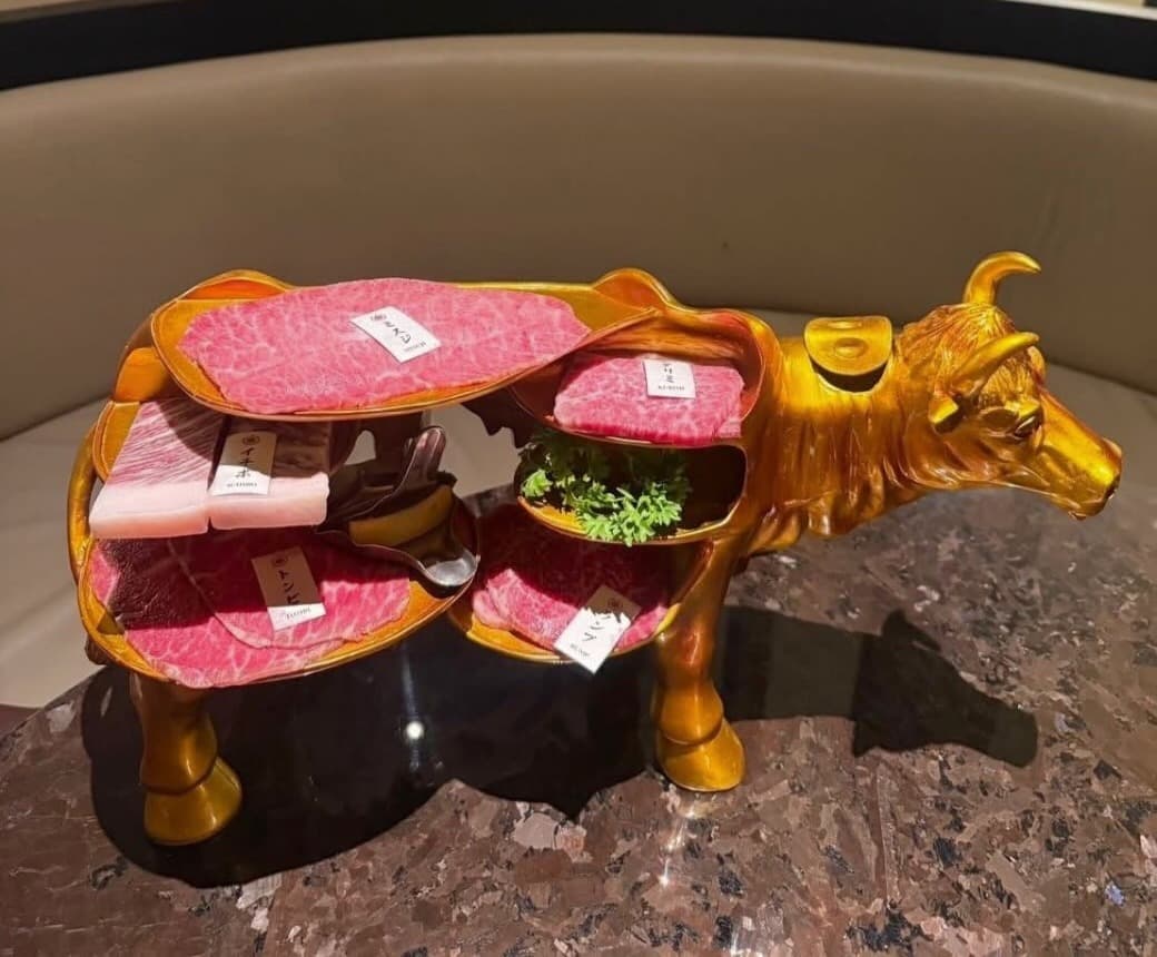 金色の牛型プレートに部位ごとの焼肉用牛肉を並べた盛り合わせ