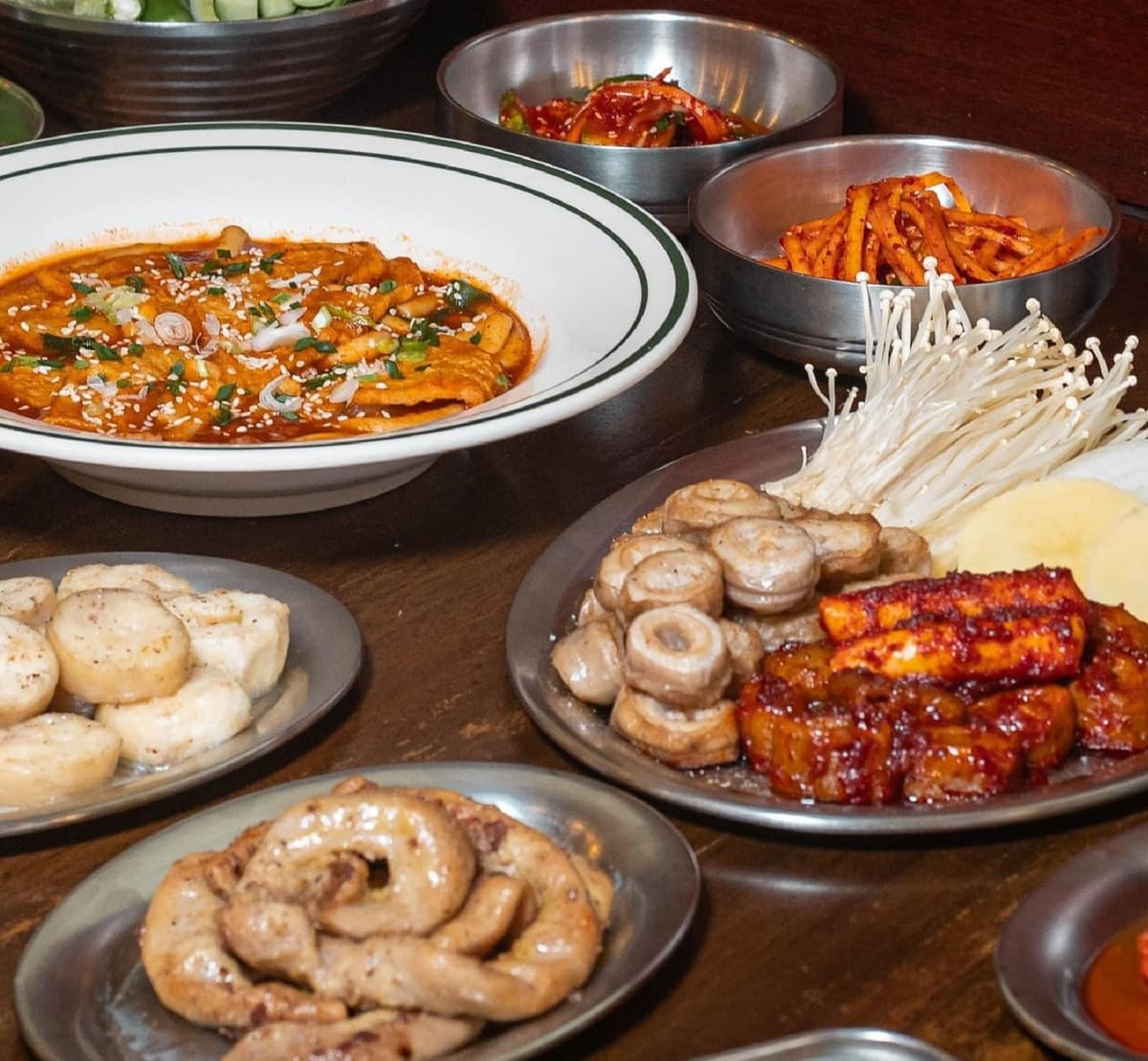 ホルモン焼きや韓国料理が並ぶGopchang Houseの食卓