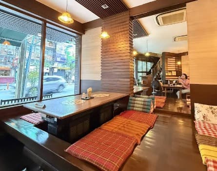 それぞれの画像に適した日本語のAltタグ(代替テキスト)をご提案します。 Restaurant Seoul (1).png / Restaurant Seoul (1).jpg (1枚目:店内の様子) alt="掘りごたつ式の座敷席がある落ち着いた雰囲気の焼肉店内の様子。