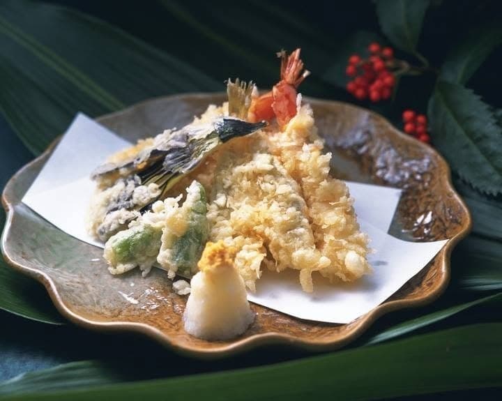 大皿に盛り付けられたエビや野菜の天ぷら。
