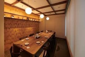 店内:落ち着いた雰囲気で過ごしやすい炭火焼源 エカマイの店内