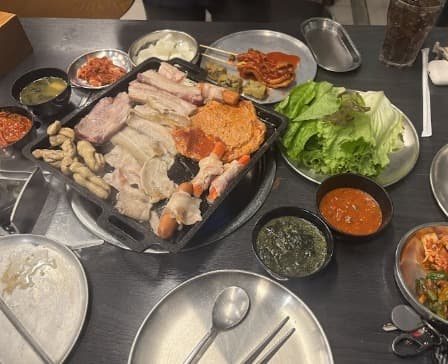 サムギョプサルを楽しむ韓国焼肉テーブル