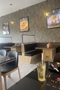 焼肉を楽しめるKQ Yakiniku Sushi On-Nutの店内