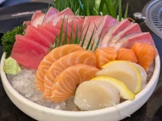 Q Yakiniku Sushi On-Nutの刺身盛り