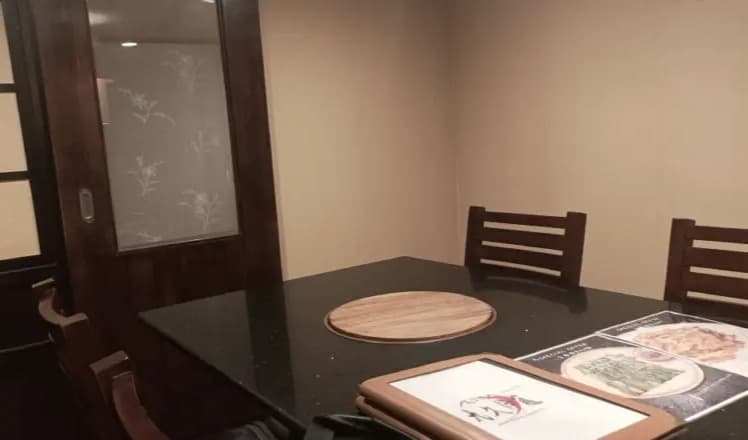 近江牛 丸久伊藤 肉問屋直営 OMI BEEF YAKINIKU MARUKYU ITOのテーブル席