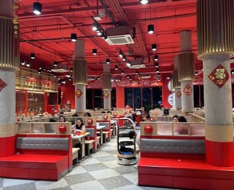 LUCKY SUKI On Nut Plazaの広々とした店内