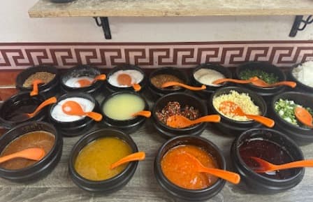 Wang Mala Hotpotの調味料コーナー