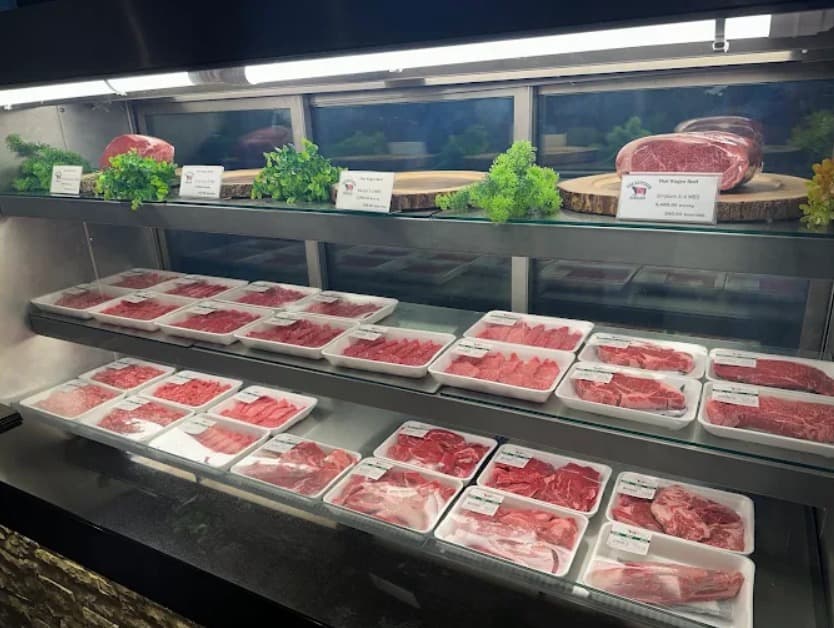 店内:特上カルビやロース、赤身肉が並ぶ銀座堂 スクンビット26店の店内