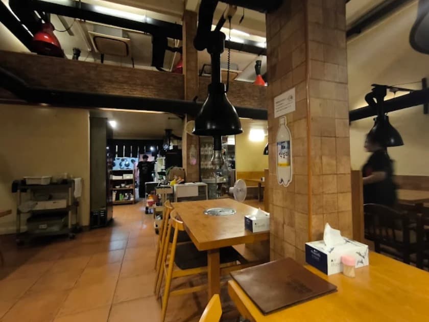 店内:グループ利用に便利な七輪焼肉 金太郎のテーブル席