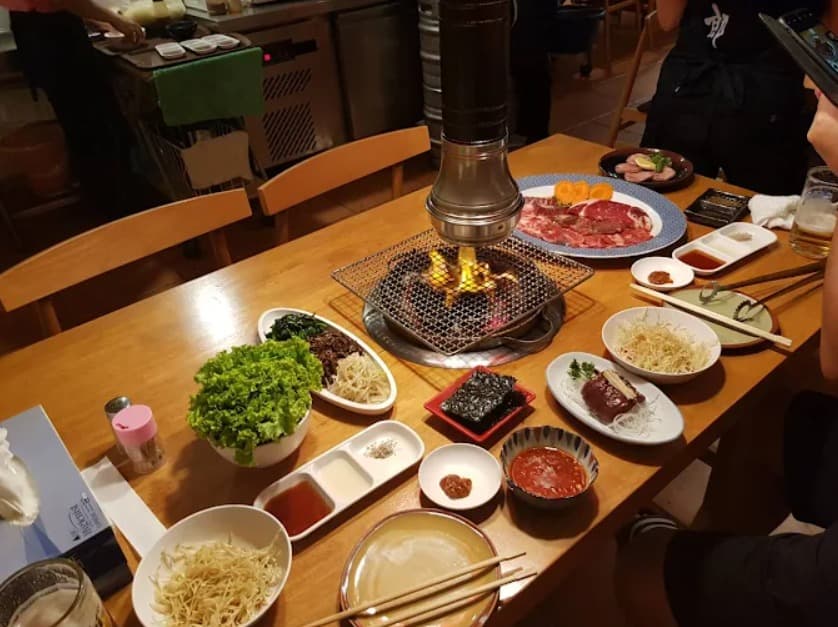 店内:炭火七輪で楽しむ七輪焼肉 金太郎のテーブル席