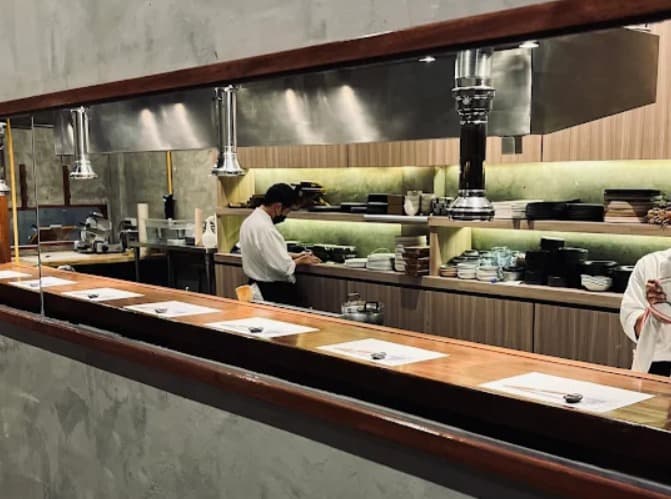 店内:職人の技を間近で見られるにく処 鈴㐂のカウンター席