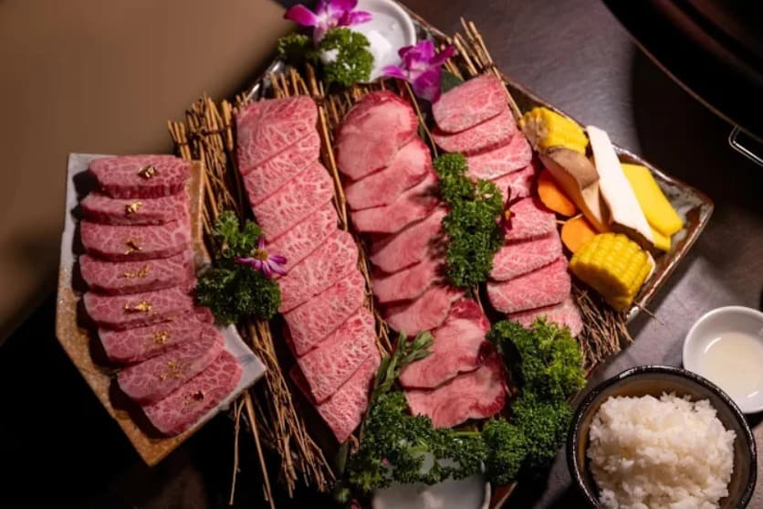 料理:カルビ・ミスジなどが揃った東京 XXXの4種セット