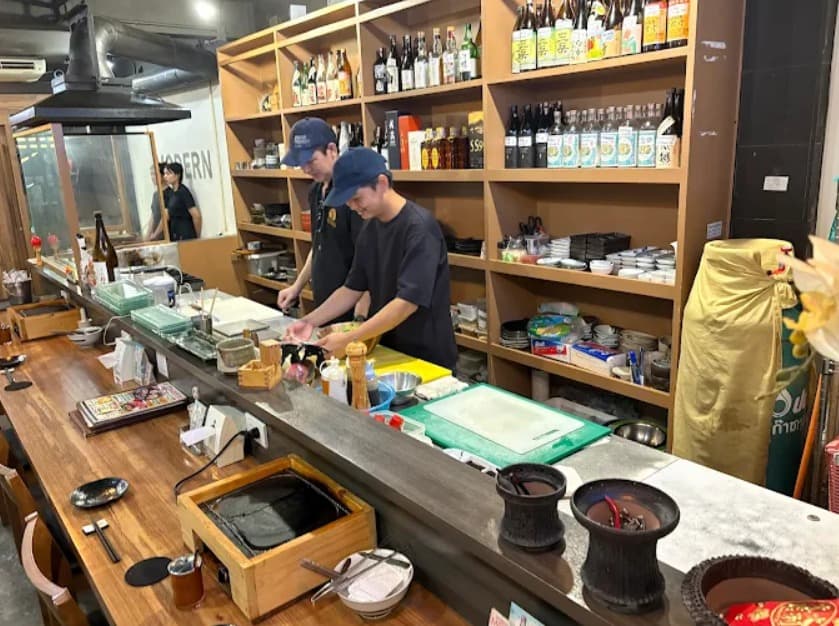 店内:じっくり焼き上げる富士山溶岩焼き モダンのカウンター席