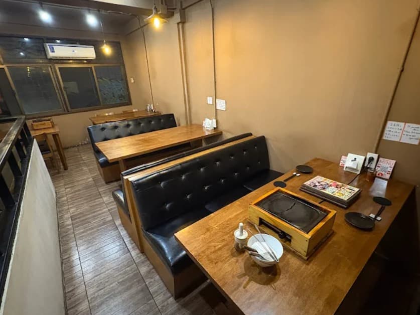 店内:遠赤外線の熱で焼く富士山溶岩焼き モダンのテーブル席