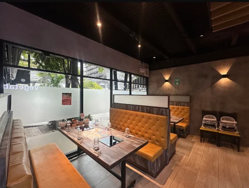 店内:広々としたNABEJIRO ShabuSuki Buffet なべジローのテーブル席