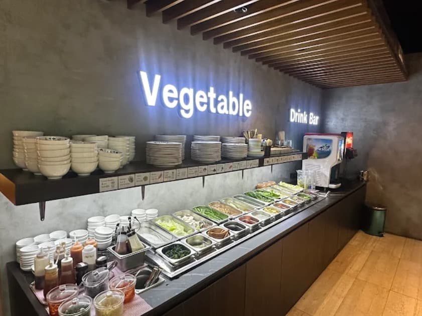 店内:自分で選べるNABEJIRO ShabuSuki Buffet なべジローの野菜バー