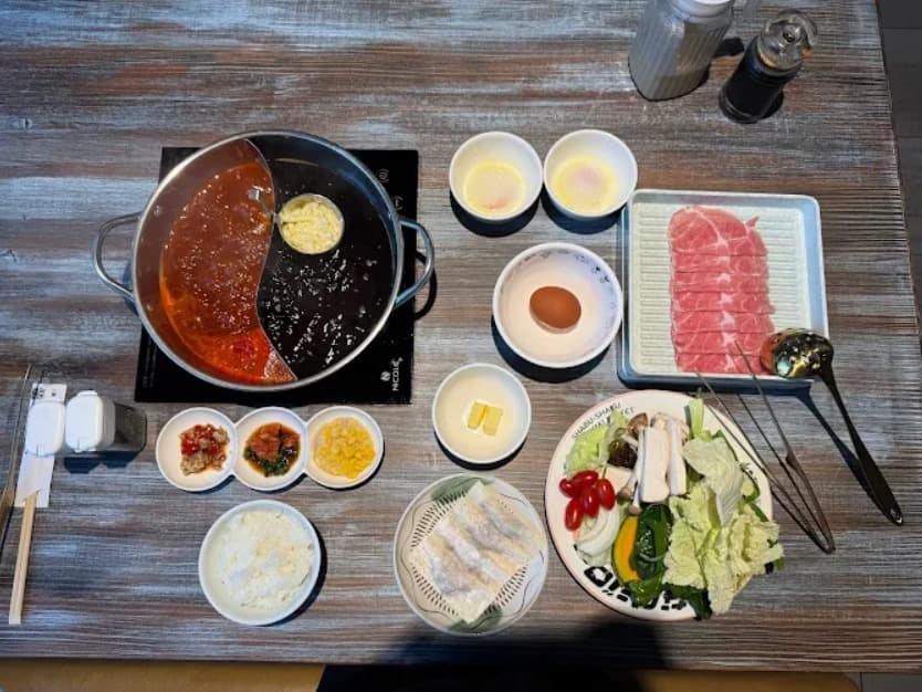 料理:好みのスープを選べるNABEJIRO ShabuSuki Buffet なべジローのしゃぶしゃぶ