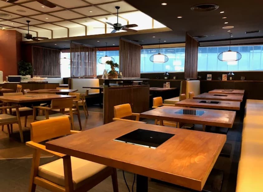 店内:開放的な銀座しゃぶ天のテーブル席