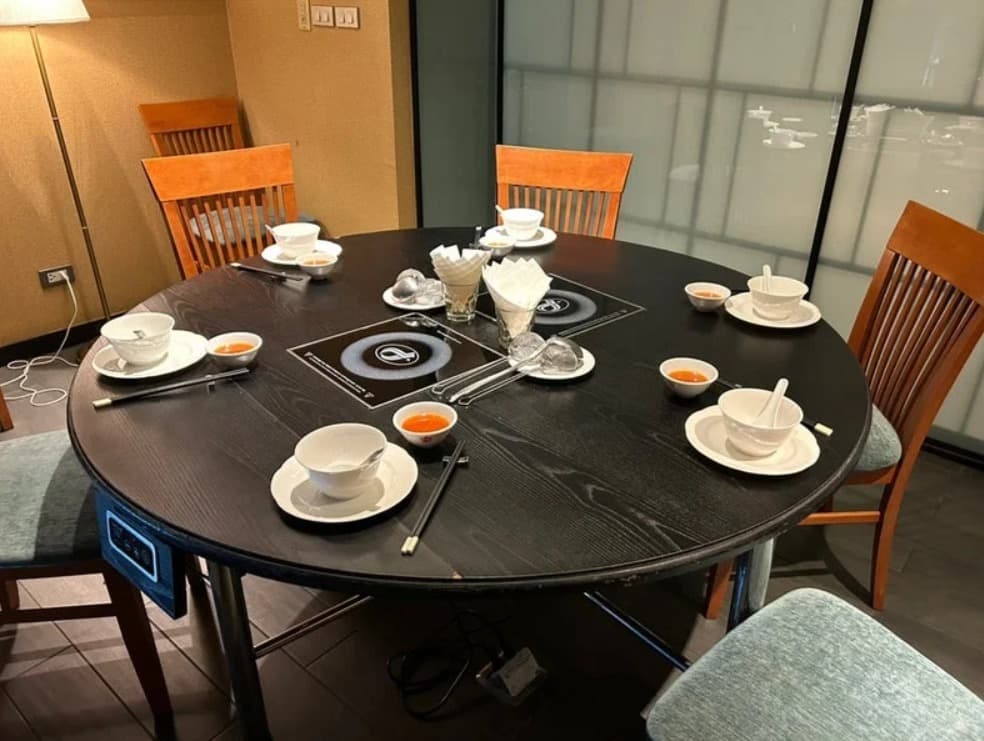店内:落ち着いて過ごしたい会食におすすめのコカのテーブル席