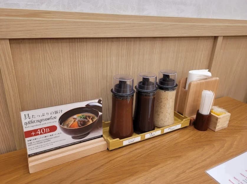 店内:お好みのソースを選べるとんかつ こせきのテーブル