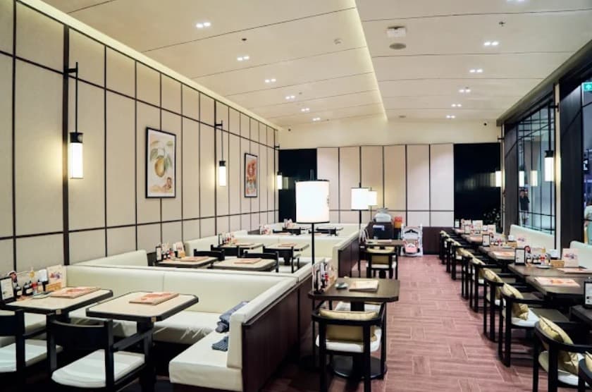 店内:スタイリッシュなインテリアのこごろカツ エムスフィアのテーブル席