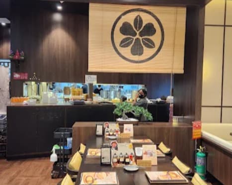 店内:和風モダンで落ち着いたこごろカツ エムスフィアのテーブル席