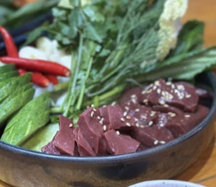 Butcher HIDEの新鮮な野菜とレバー