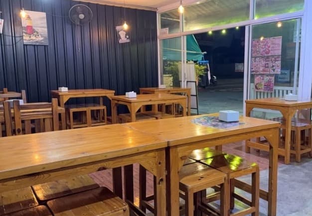 Butcher HIDEの開放感ある店内