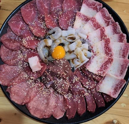 Butcher HIDEの牛肉と豚肉の盛り合わせ