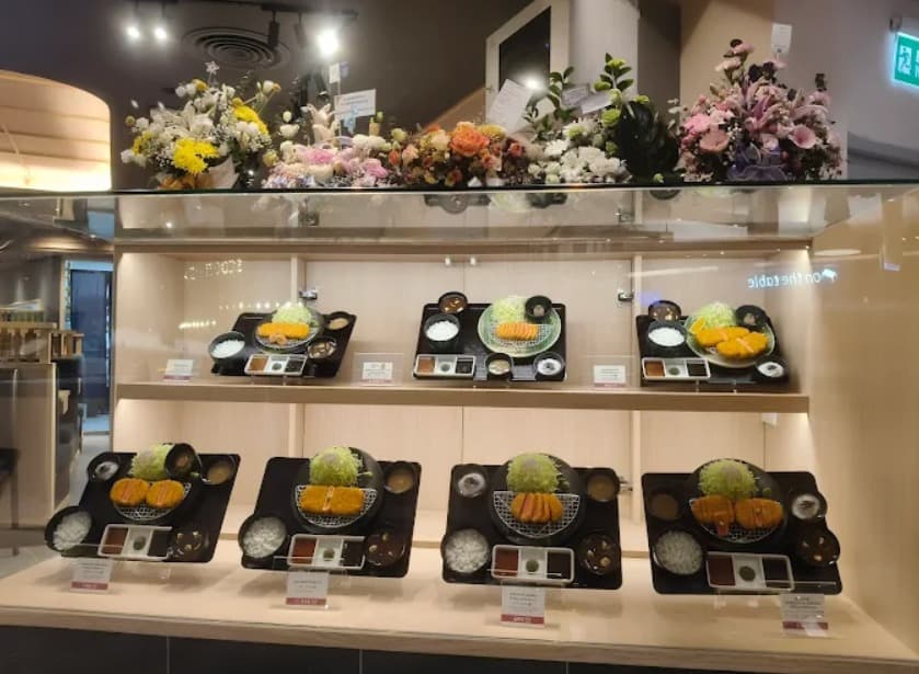 外観:ご飯や味噌汁、小鉢も食べられる牛カツ 京都 勝牛 エムクオーティエのメニュー