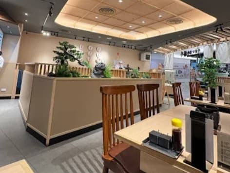 店内:木目を基調にした清潔感のある牛カツ 京都 勝牛 エムクオーティエの店内