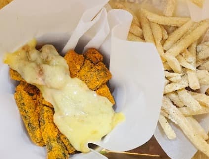 Potato Cornerのチーズチキンとフライドポテト