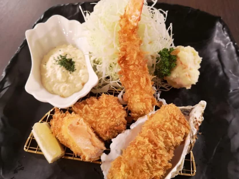 料理:タルタルとピッタリな神戸トンテキ プロンポンのシーフードミックスフライ定食