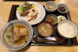 ボリューム満点!朔のランチタイムに人気のバランスの取れた定食セット