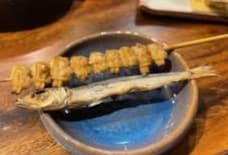 お酒のお供にぴったりな、香ばしく焼き上げられた「コの字 KONOJI」の焼き鳥とししゃも串
