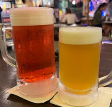 テーブルを盛り上げる名物!「剣心 居酒屋」ならではのカラフルなフレーバービールと大満足のメガジョッキ