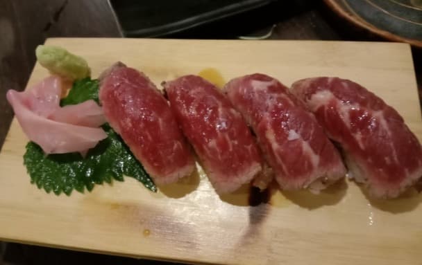 お肉の旨味が口いっぱいに広がる、お酒のアテにもぴったりな「剣心 居酒屋」の特製肉寿司