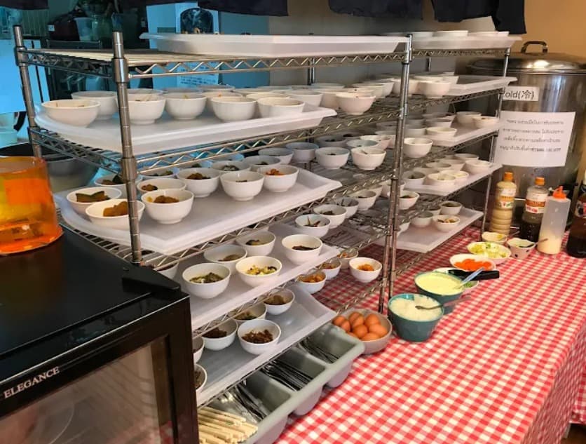 店内:先払い&セルフ式で気軽に選べるクラタイ食堂のカウンター