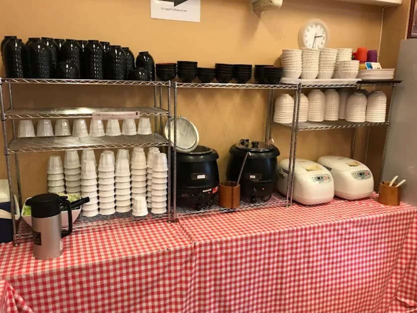 店内:ご飯やお味噌汁がおかわり自由のクラタイ食堂の食器棚