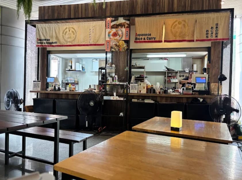 店内:短時間のランチからにも最適なKhao yiphun ข้าวญี่ปุ่นのテーブル席