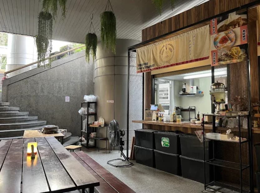 店内:気負わず立ち寄れるKhao yiphun ข้าวญี่ปุ่นのテーブル席