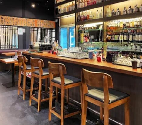 店内:活気溢れる福福 Fuku Fukuのカウンター席