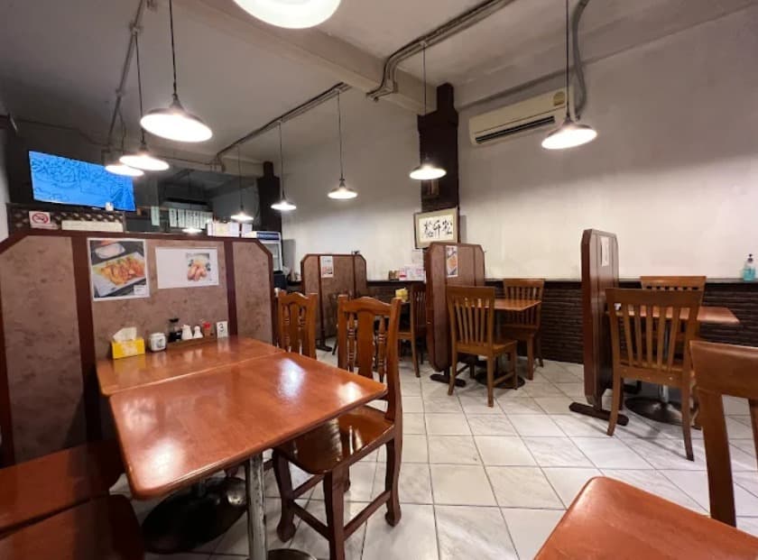 店内:温かみのあるキッチン新潟のテーブル席
