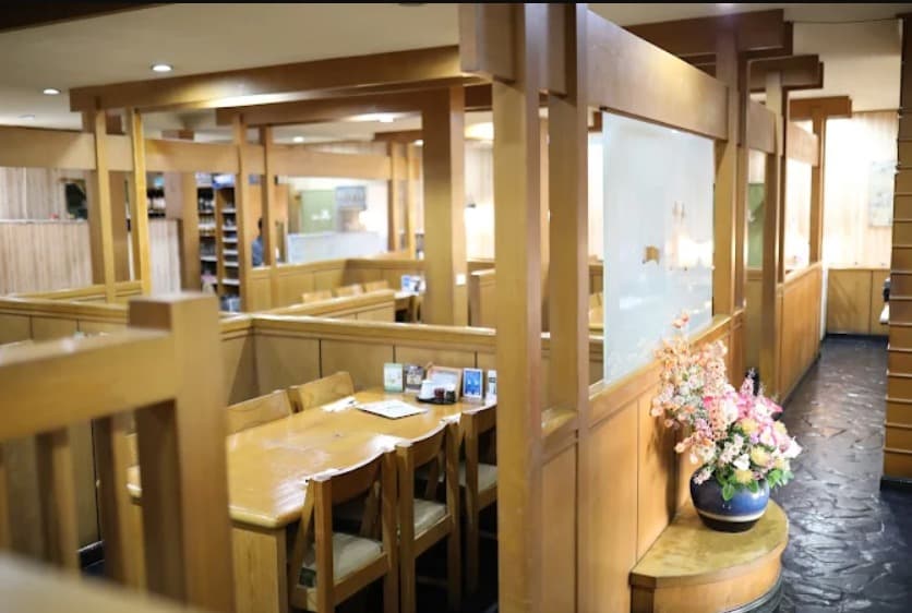 店内:木目を基調としたのそば割烹 一芯のテーブル席