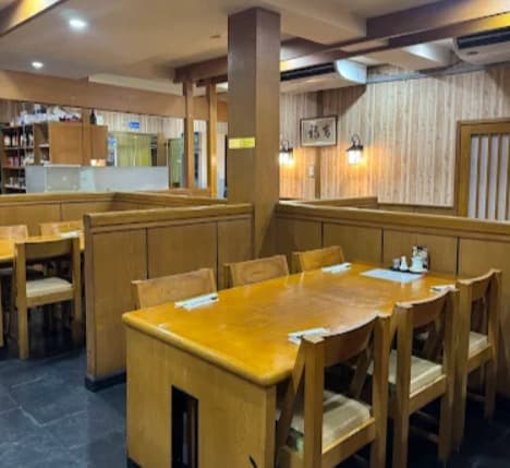 店内:落ち着いて和食を味わえるそば割烹 一芯のテーブル席